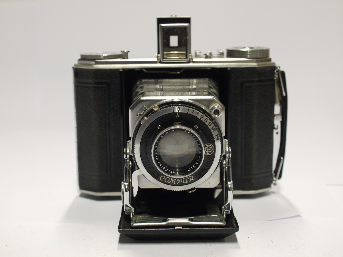mwclassiccameras-20240126-518 Kodak Duo 620 6x4cm on 620 folding camera with 7.5cm f3.5 Tessar lens in Compur shutter