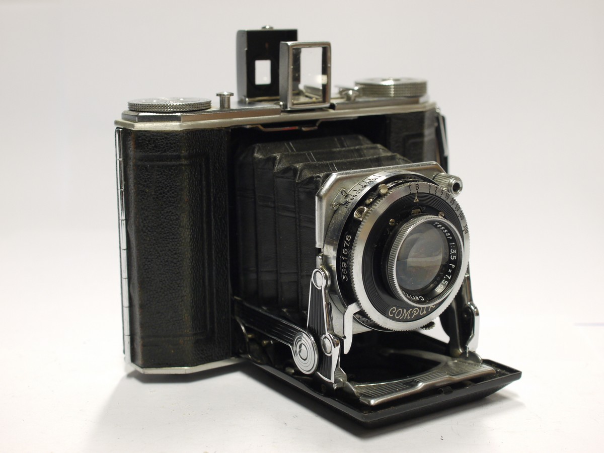 mwclassiccameras-20240126-519 Kodak Duo 620 6x4cm on 620 folding camera with 7.5cm f3.5 Tessar lens in Compur shutter