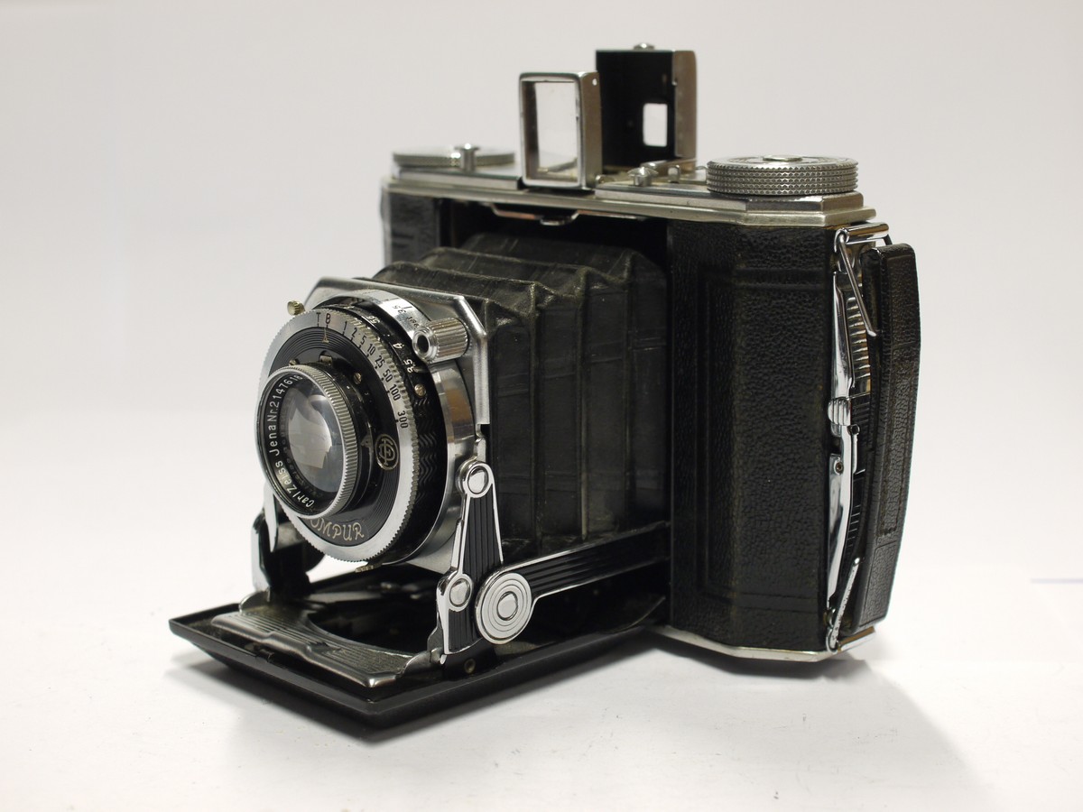 mwclassiccameras-20240126-520 Kodak Duo 620 6x4cm on 620 folding camera with 7.5cm f3.5 Tessar lens in Compur shutter