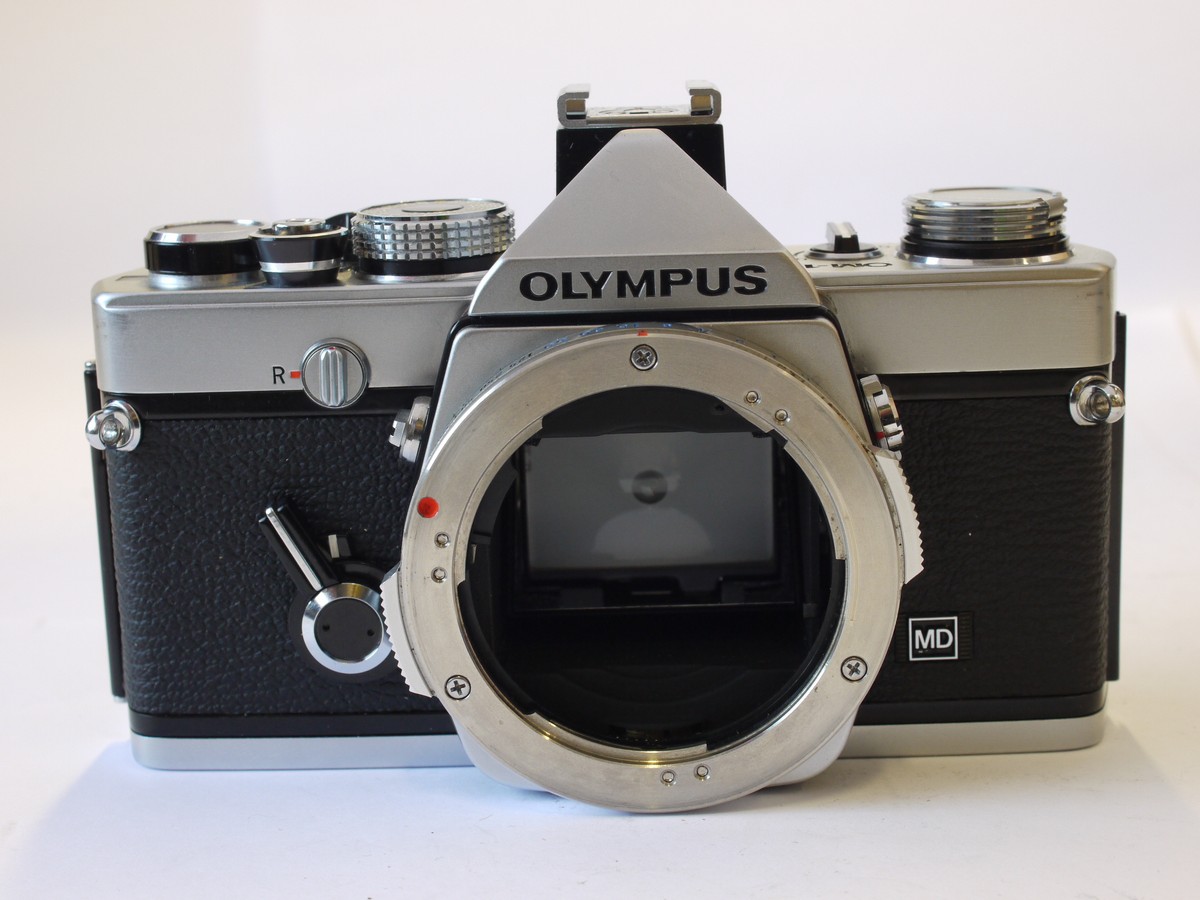 mwclassiccameras-202400202-109 Olympus OM-1n 35mm SLR body, chrome, with Shoe 4 hotshoe & ER case