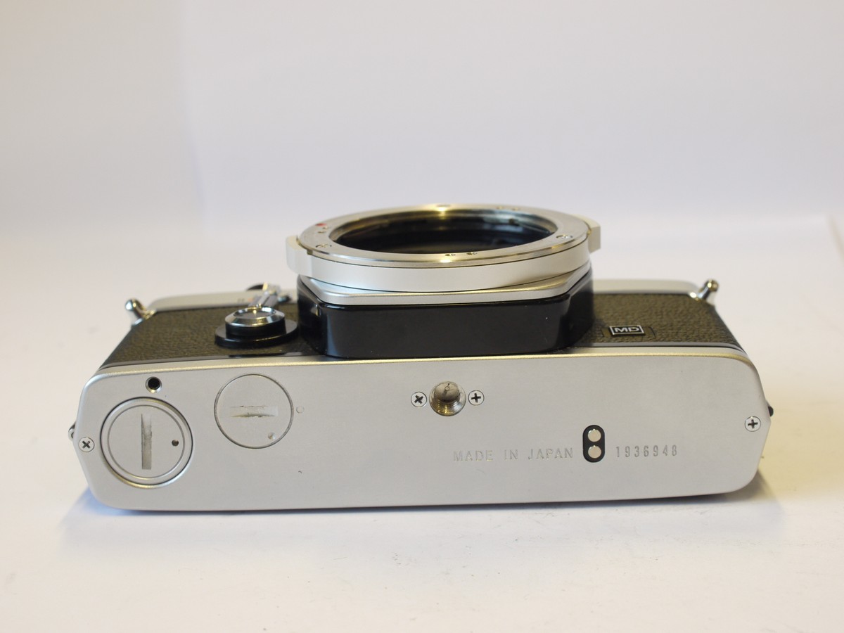 mwclassiccameras-202400202-112 Olympus OM-1n 35mm SLR body, chrome, with Shoe 4 hotshoe & ER case