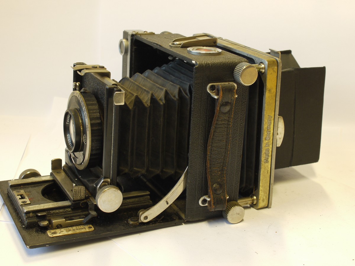 mwclassiccameras-202400202-313 Linhof 6x9 Precision View (Pre-Technika) Press Type folding coupled rangefinder camera with front & rear movements + Carl Zeiss 12cm f4.5 Tessar lens in Compur shutter