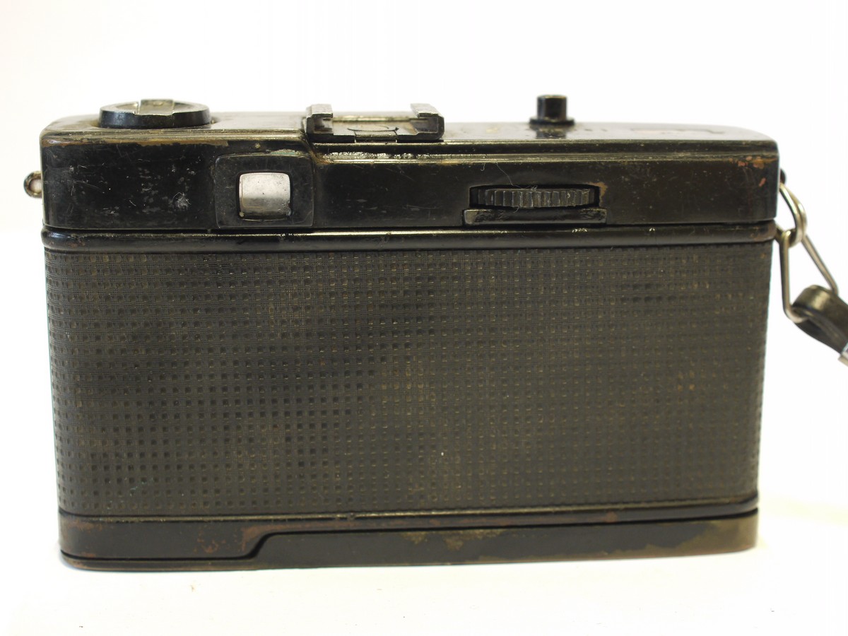 mwclassiccameras-20240209-119 Olympus Trip 35 BLACK Point-&-Shoot camera with 40mm f2.8 D Zuiko lens