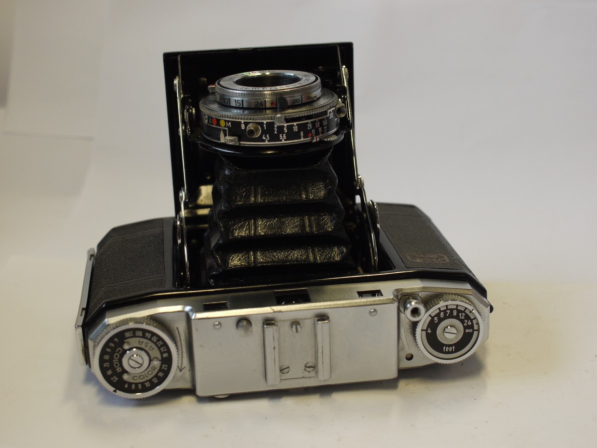 mwclassiccameras-20240216-166 Zeiss Ikon Ikonta III 524/16 6x6 folding uncouped rangefinder camera with 75mm f4.5 Novar coated lens in Prontor SV shutter