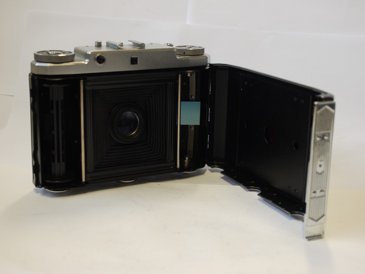 mwclassiccameras-20240216-169 Zeiss Ikon Ikonta III 524/16 6x6 folding uncouped rangefinder camera with 75mm f4.5 Novar coated lens in Prontor SV shutter
