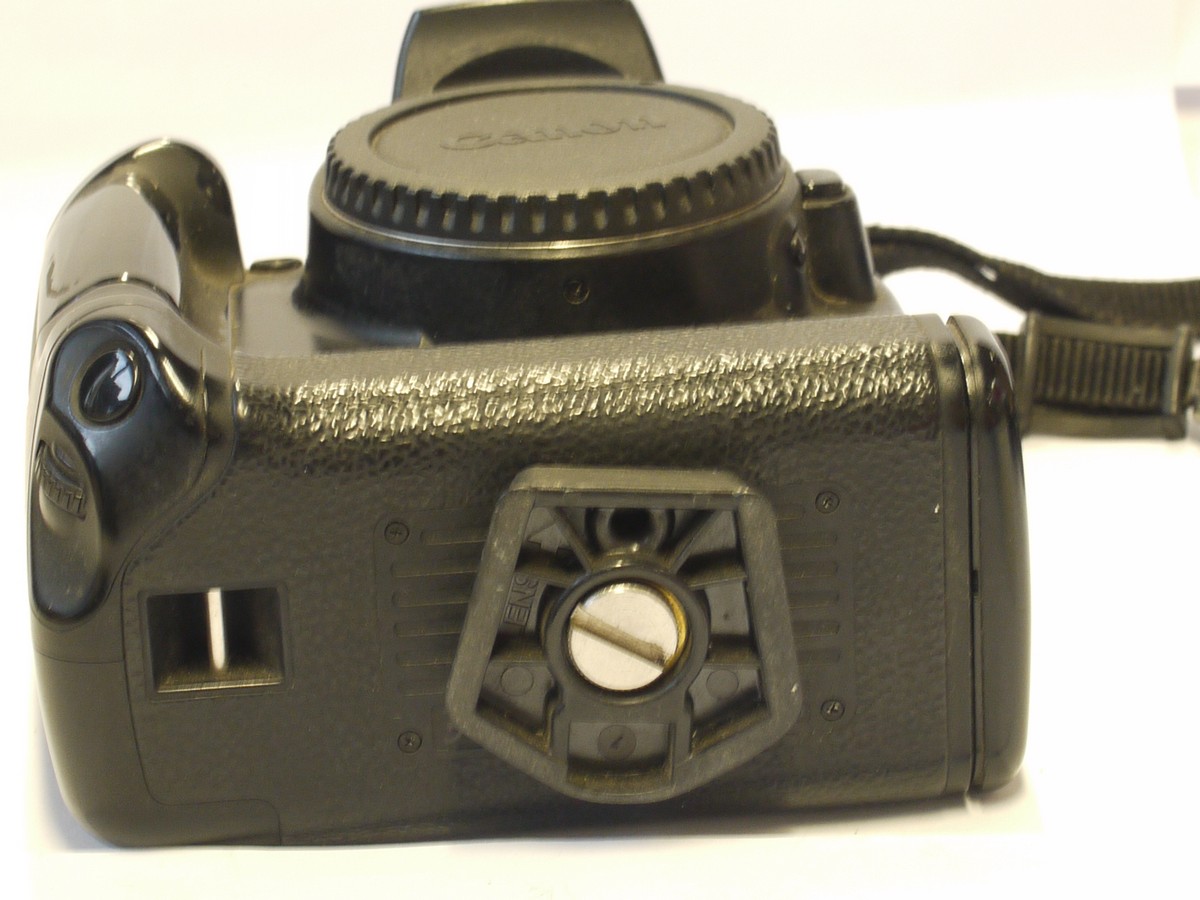 mwclassiccameras-20240216-249 Canon EOS 350D 8MP APC Digital SLR body, with BG-E3 Battery, Canon neck strap, Battery, CB-2LWE Charger & Canonm box