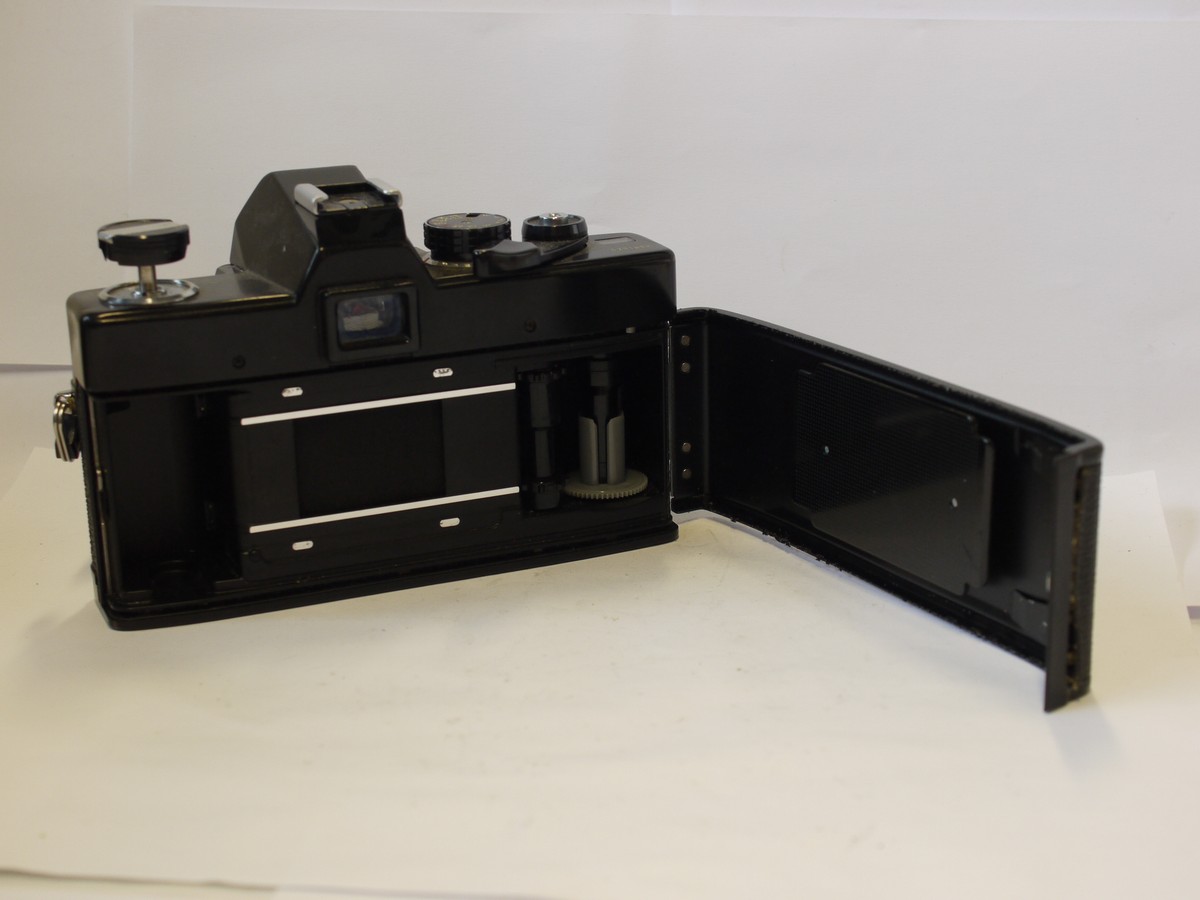 mwclassiccameras-20240216-32 Minolta SRT101b BLACK 35mm SLR body