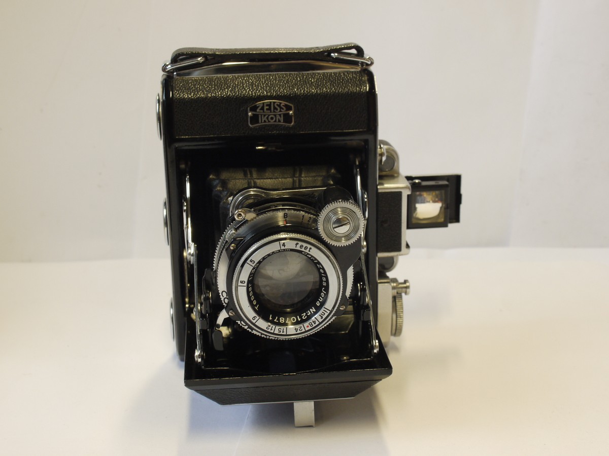 mwclassiccameras-20240229-206 Zeiss Ikon Super Ikonta 531 6x4.5 folding coupled rangefinder camera with 7.5cm f3.5 Tessar coated lens in Compur Rapid shutter + Independent made (Wallace Heaton?) medium brone leather ER case