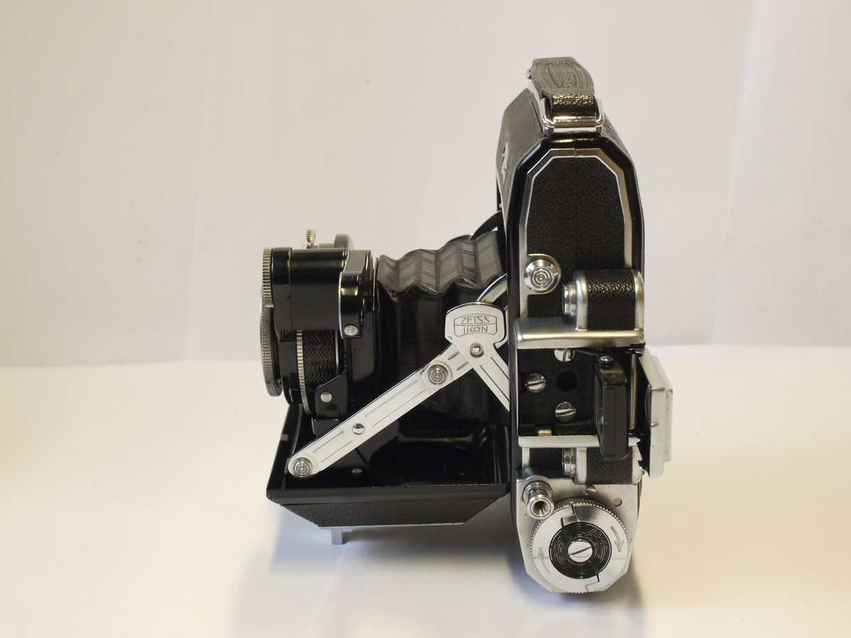 mwclassiccameras-20240229-208 Zeiss Ikon Super Ikonta 531 6x4.5 folding coupled rangefinder camera with 7.5cm f3.5 Tessar coated lens in Compur Rapid shutter + Independent made (Wallace Heaton?) medium brone leather ER case