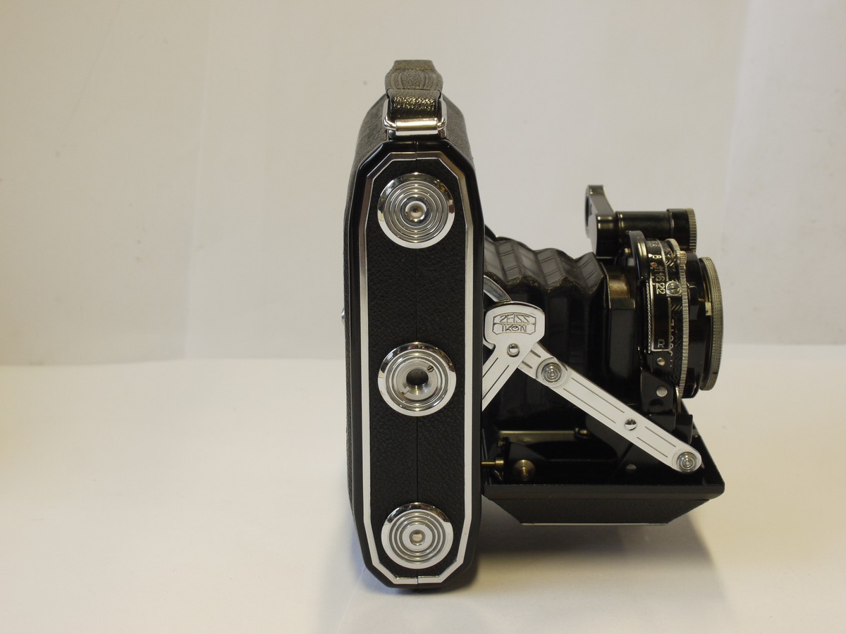 mwclassiccameras-20240229-210 Zeiss Ikon Super Ikonta 531 6x4.5 folding coupled rangefinder camera with 7.5cm f3.5 Tessar coated lens in Compur Rapid shutter + Independent made (Wallace Heaton?) medium brone leather ER case