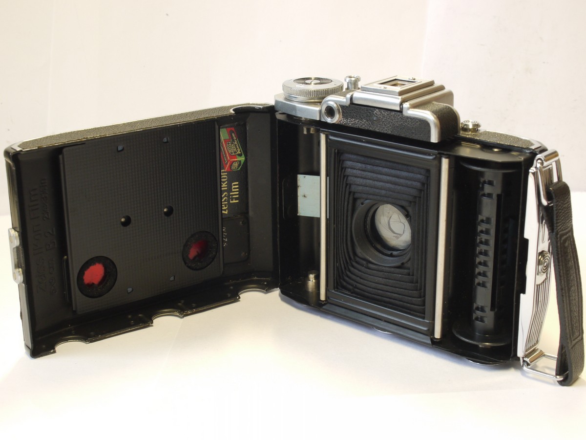 mwclassiccameras-20240229-213 Zeiss Ikon Super Ikonta 531 6x4.5 folding coupled rangefinder camera with 7.5cm f3.5 Tessar coated lens in Compur Rapid shutter + Independent made (Wallace Heaton?) medium brone leather ER case