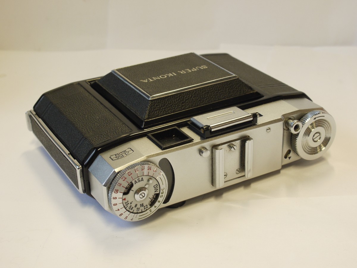 mwclassiccameras-20240229-219 Zeiss Ikon Super Ikonta 534/16 6x6 folding coupled rangefinder camera with Carl Zeiss 75mm f3.5 Tessar coated lens in Synchro Compur shutter + Zeiss ER case
