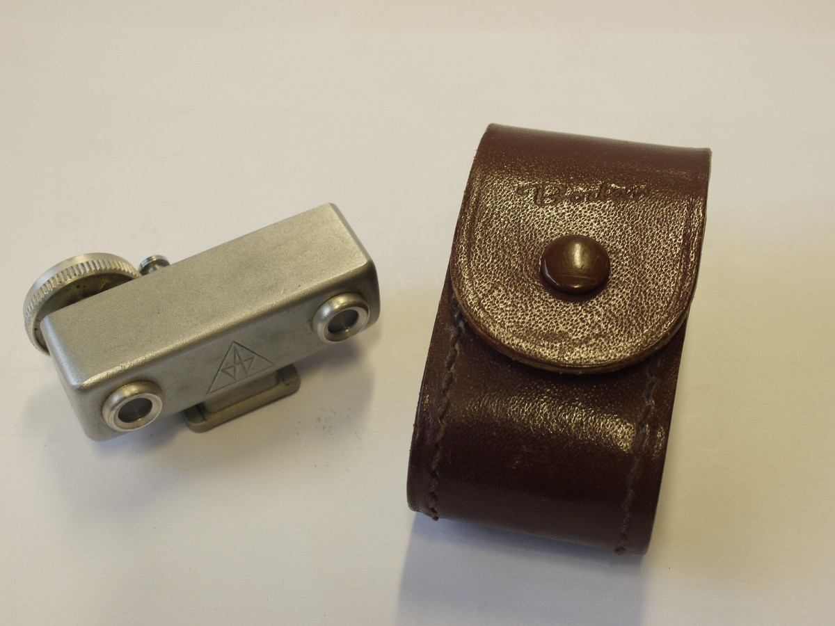 mwclassiccameras-20240229-243 Bodenseewerk Germany short base shoe rangefinder, chrome, with scale in feet