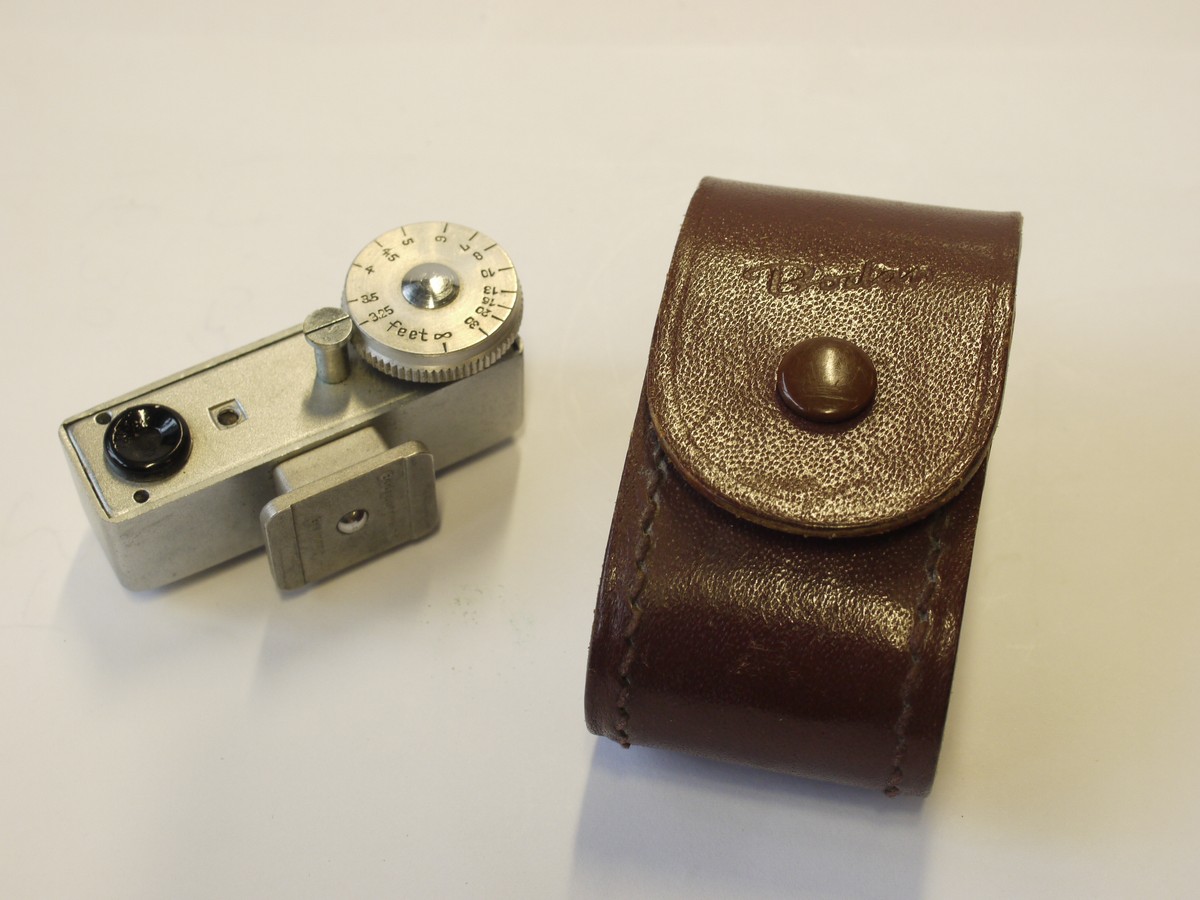 mwclassiccameras-20240229-245 Bodenseewerk Germany short base shoe rangefinder, chrome, with scale in feet