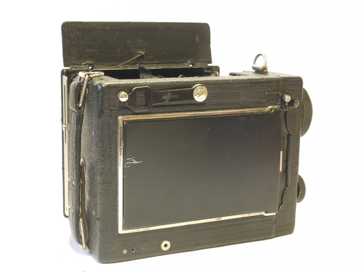 mwclassiccameras-20240308-142 Zeiss Ikon Miroflex B 859/7 cross-strut folding 9x12cm c1927-36 with focal plane shutter & 12cm f4.5 Tessar helical focusing lens & film back. NEEDS RESTORATION/REPAIR