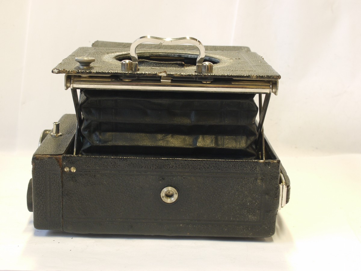 mwclassiccameras-20240308-144 Zeiss Ikon Miroflex B 859/7 cross-strut folding 9x12cm c1927-36 with focal plane shutter & 12cm f4.5 Tessar helical focusing lens & film back. NEEDS RESTORATION/REPAIR
