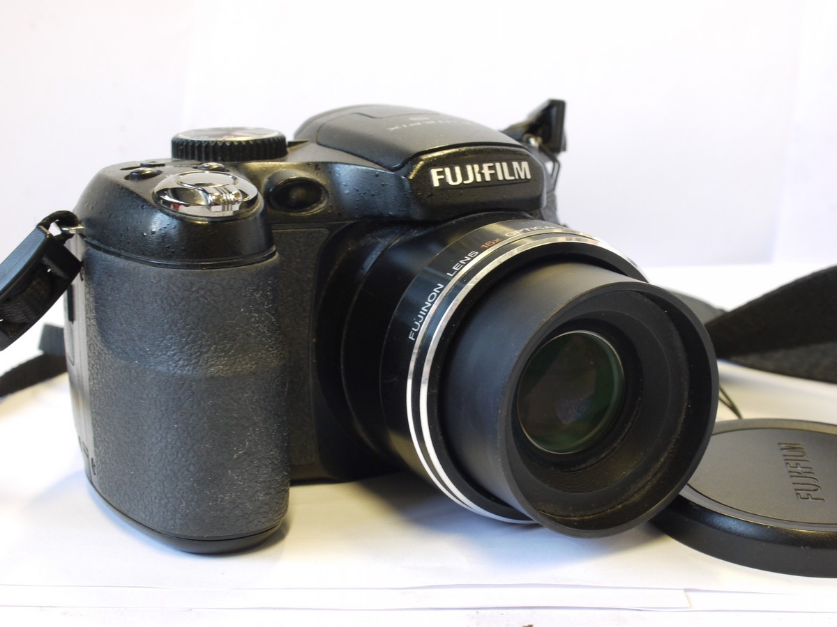 mwclassiccameras-20240308-5 Fujifilm Finepix S1730 Black Digital bridge camera with 5-75mm f3-5.6 Fujibnon 15X Optical zoom lens + front cap & neck strap. Takes AA Batteries
