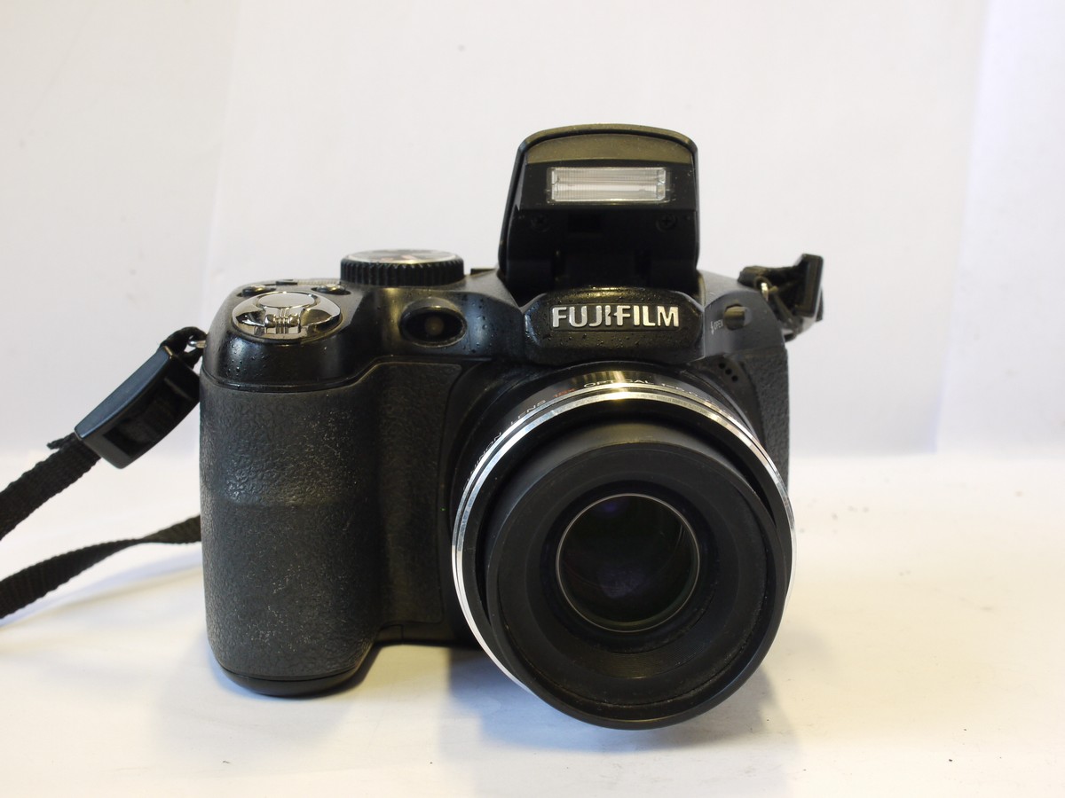 mwclassiccameras-20240308-9 Fujifilm Finepix S1730 Black Digital bridge camera with 5-75mm f3-5.6 Fujibnon 15X Optical zoom lens + front cap & neck strap. Takes AA Batteries