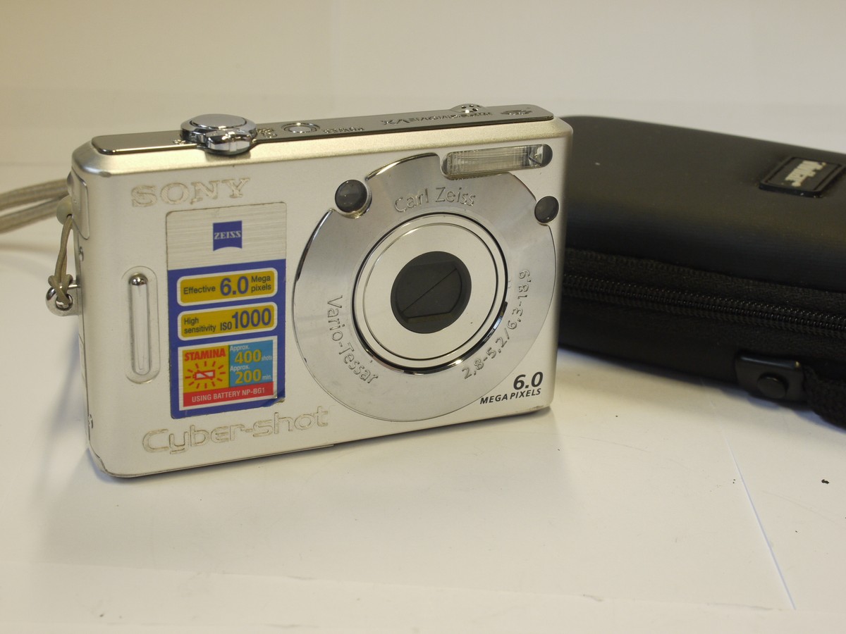 mwclassiccameras-20240315-202 Sony Cybershot DSC-W30 6MP Digital compact camera, Silver, with Carl Zeiss 6.3-18.9mm f2.8-5.2 Vario-Tessar Optical Zoom lens + Battery, Wrist Strap & Vivitar Back Case