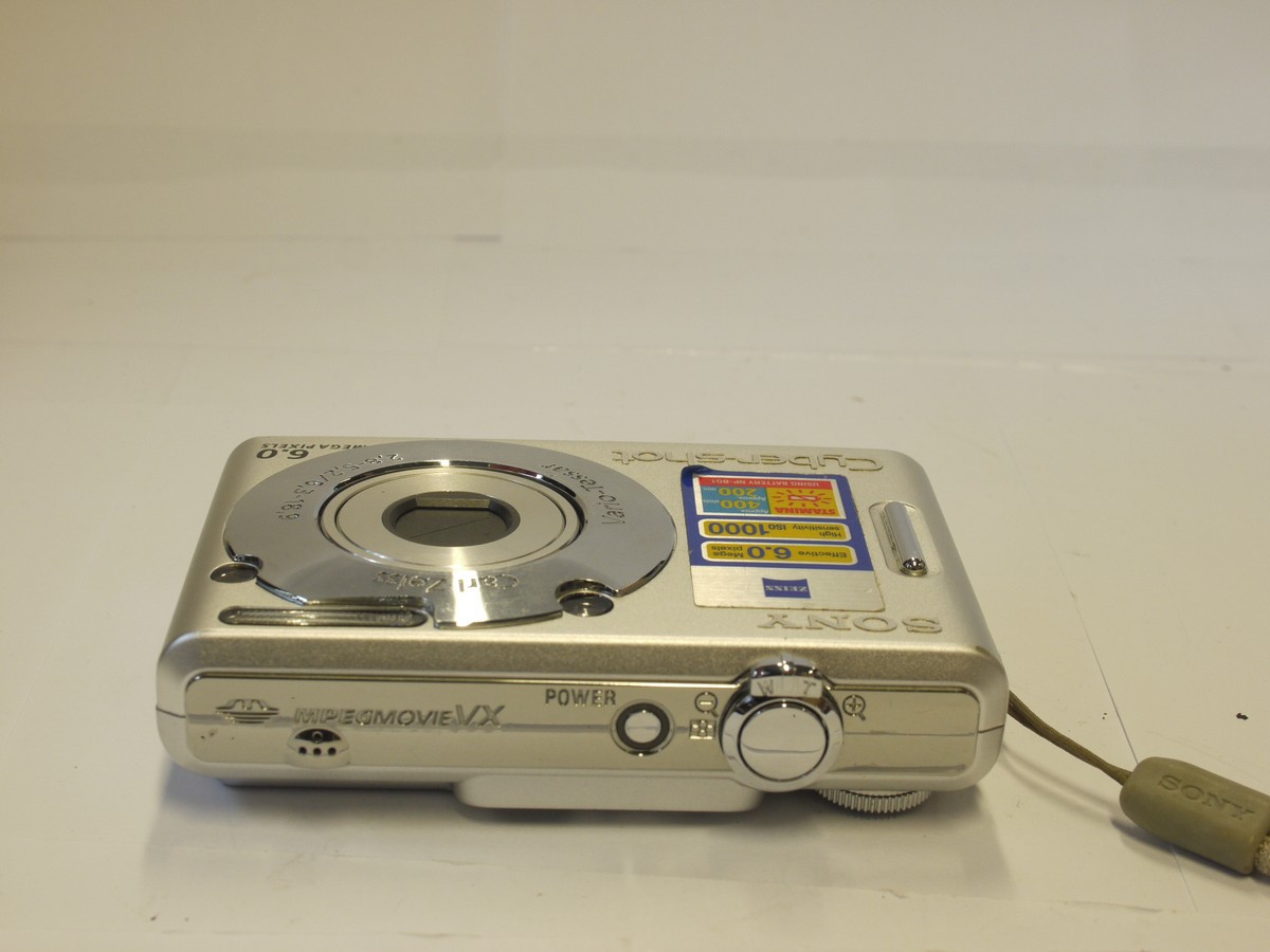 mwclassiccameras-20240315-204 Sony Cybershot DSC-W30 6MP Digital compact camera, Silver, with Carl Zeiss 6.3-18.9mm f2.8-5.2 Vario-Tessar Optical Zoom lens + Battery, Wrist Strap & Vivitar Back Case