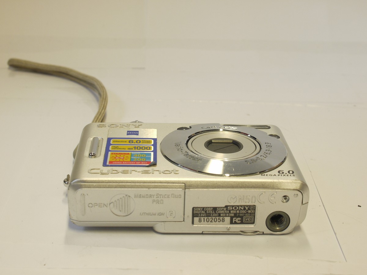 mwclassiccameras-20240315-205 Sony Cybershot DSC-W30 6MP Digital compact camera, Silver, with Carl Zeiss 6.3-18.9mm f2.8-5.2 Vario-Tessar Optical Zoom lens + Battery, Wrist Strap & Vivitar Back Case