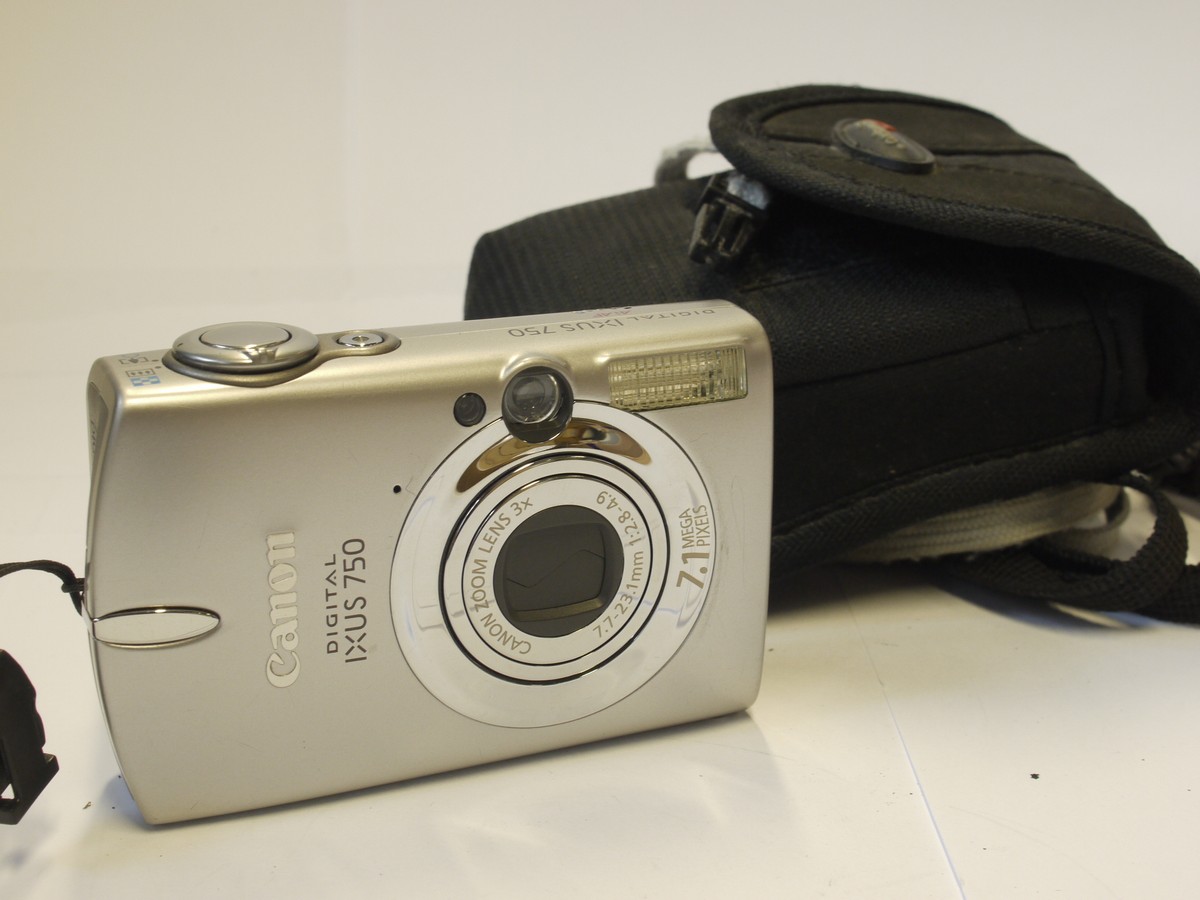 mwclassiccameras-20240315-216 Sony Cybershot DSC-W510 12.1MP digital compact camera, Silver, with 4.7-18.84mm f2.8-5.9 4X Optical Zoom lens + Battery, Wrist Strap & Blue Camera-Bag Case