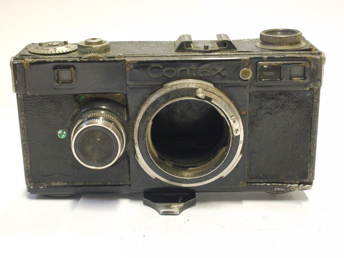 mwclassiccameras-20240315-296 Zeiss Ikon Contax I body with "Photo des Nations Robert Fehlmann Geneve" badge on the back. SUITABLE FOR SPARE PARTS
