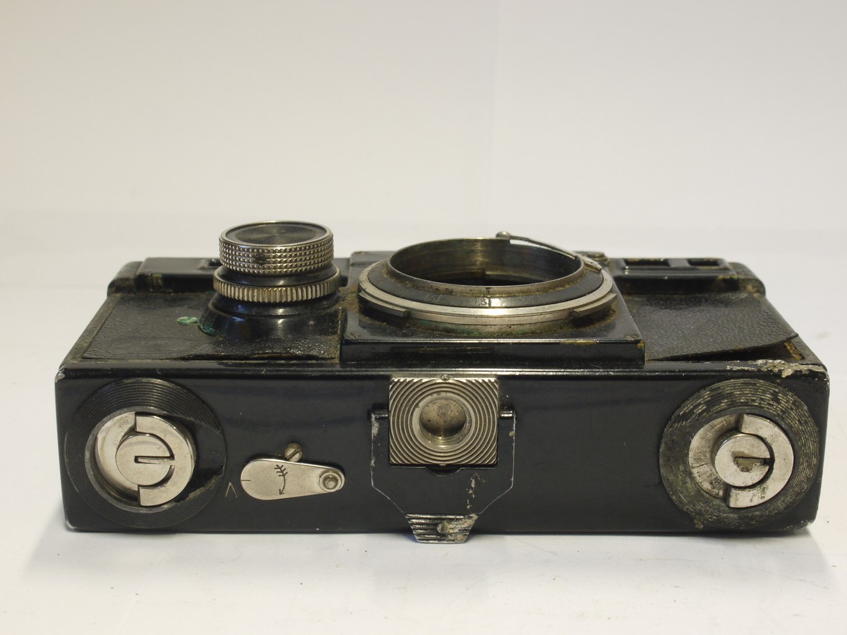 mwclassiccameras-20240315-299 Zeiss Ikon Contax I body with "Photo des Nations Robert Fehlmann Geneve" badge on the back. SUITABLE FOR SPARE PARTS