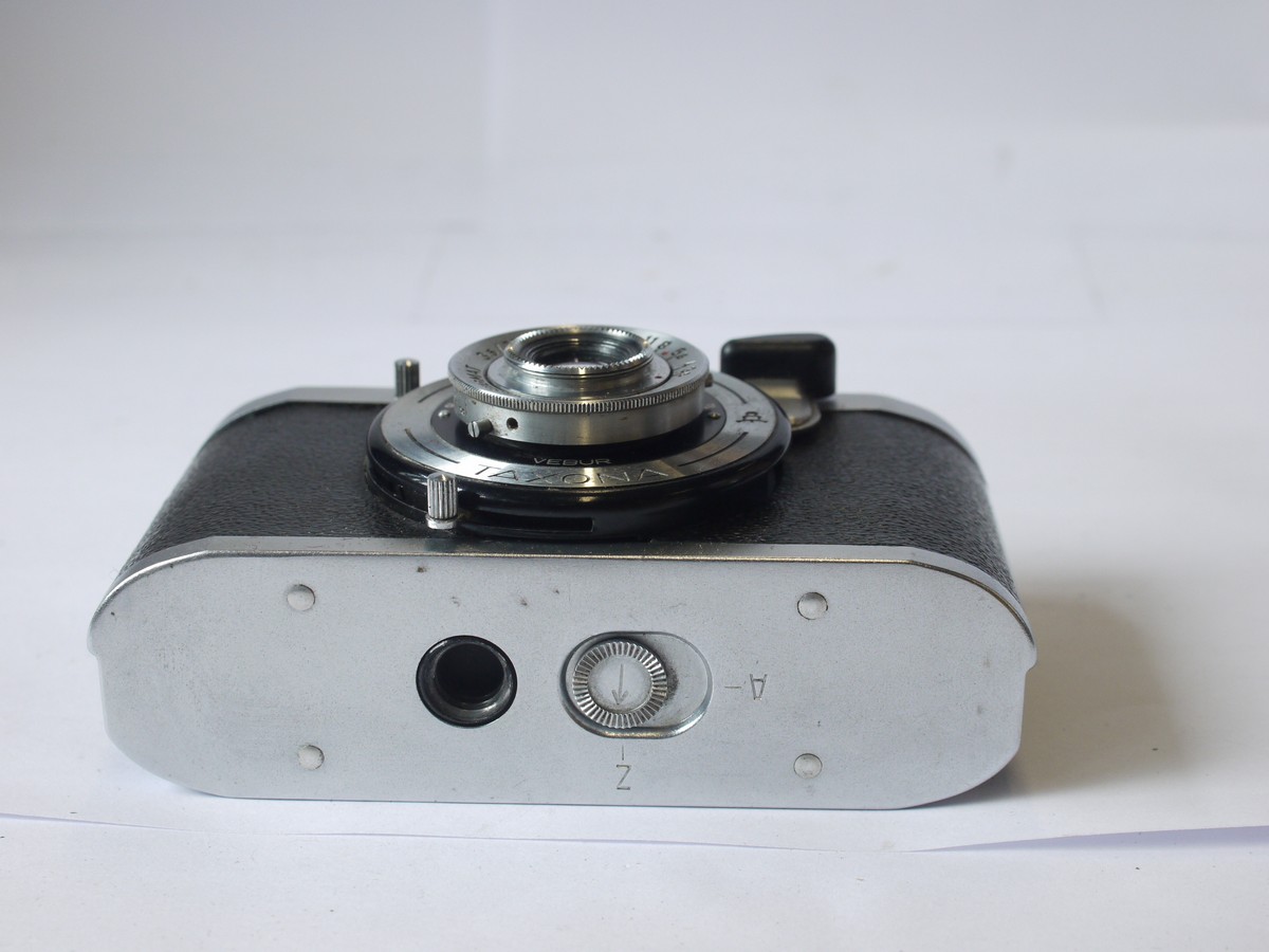 mwclassiccameras-20240329-212 Pentacon Taxona 35mm camera with front depress-level wind-on & 35mm f3.5 Novonar lens in Vebur shutter + ER case