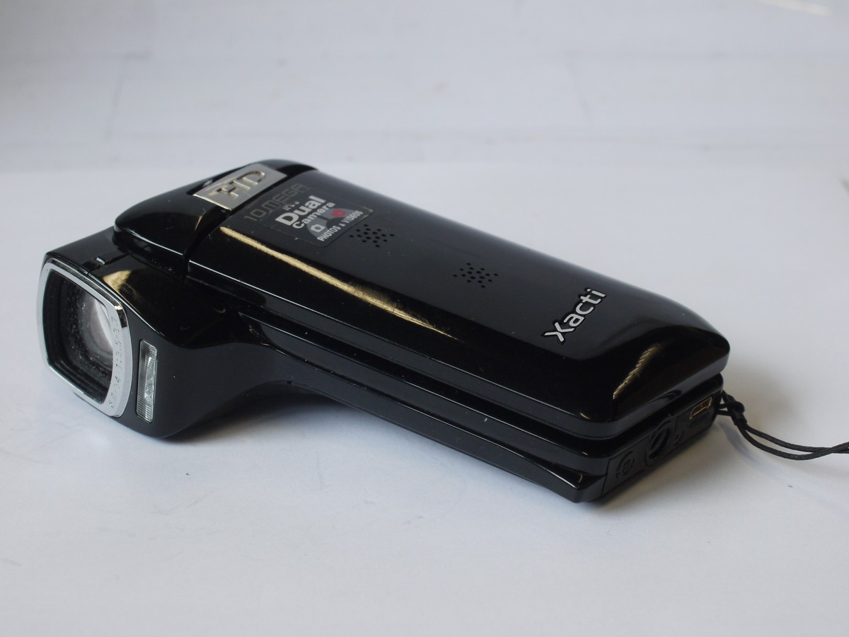 mwclassiccameras-20240329-29 Sanyo Xacti 10MP Video/Still camera with 6.8-35mm f3.5-3.7 5X Zoom lens, with strap, lens cap & Sanyo Battery. No charger. Takes SD Cards