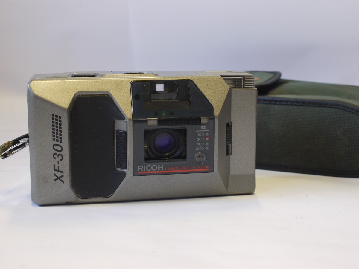 mwclassiccameras-20240405-57 Ricoh XF-30 35mm Compact autofocus Point-&-Shoot camera, silver grey coloured, with 35mm f4 Rikenon lens + strap & Ricog Green case