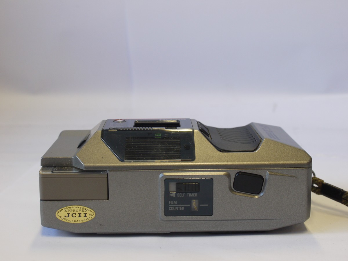 mwclassiccameras-20240405-60 Ricoh XF-30 35mm Compact autofocus Point-&-Shoot camera, silver grey coloured, with 35mm f4 Rikenon lens + strap & Ricog Green case