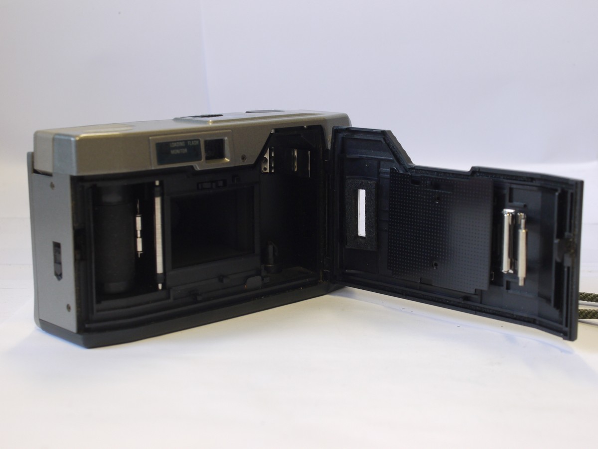 mwclassiccameras-20240405-62 Ricoh XF-30 35mm Compact autofocus Point-&-Shoot camera, silver grey coloured, with 35mm f4 Rikenon lens + strap & Ricog Green case