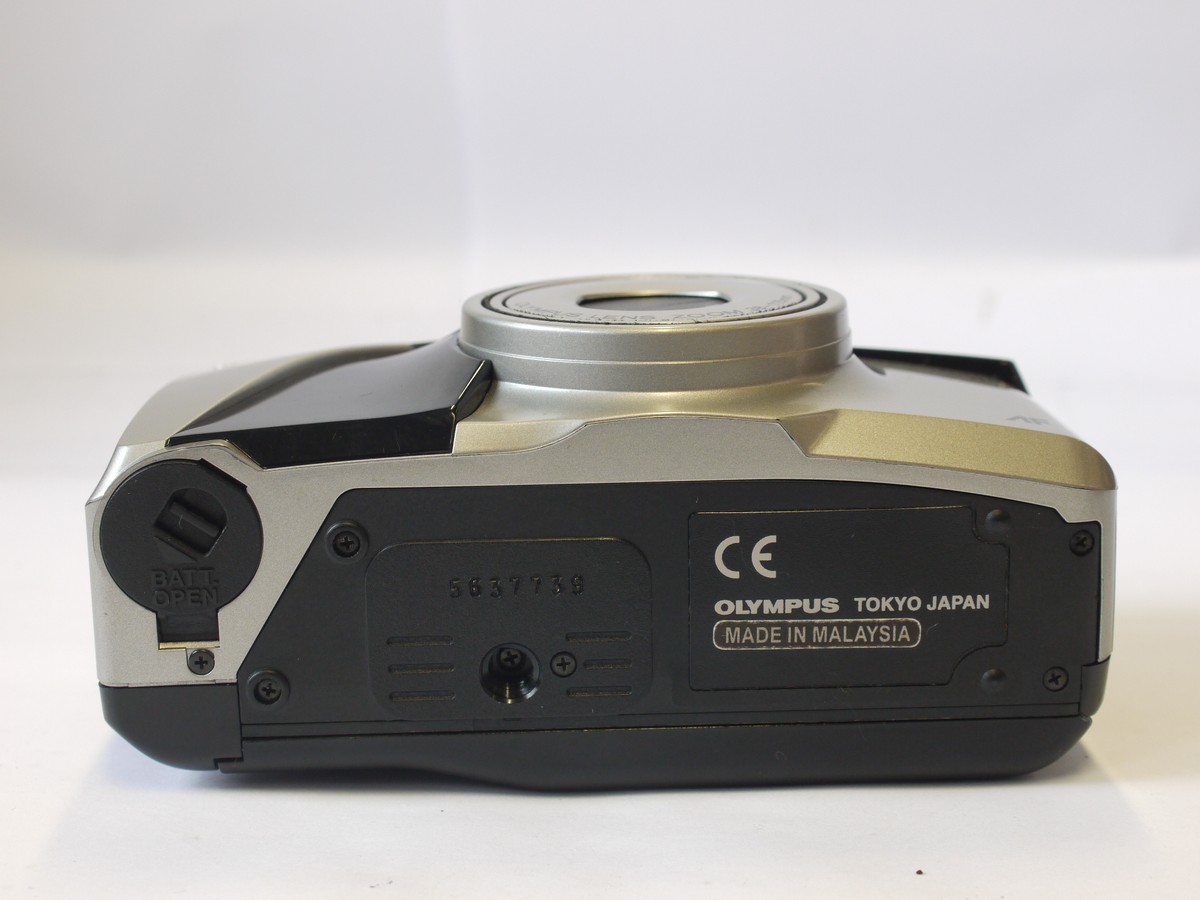 mwclassiccameras-20240405-87 Olympus Superzoom 115 35mm Compact Autofocus Point-&-Shoot camera, Silver coloured, with 38-115mm Zoom lens + case
