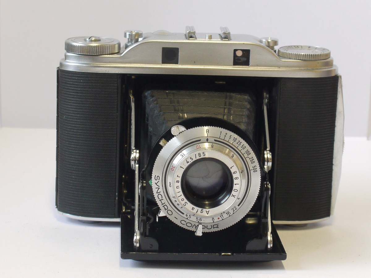 mwclassiccameras-20240412-100 Agfa Isolette III 6x6 folding Uncoupled Rangefinder camera with 85mm f4.5 Solinar coated lens in Synchro Compur shutter + Agfa ER case