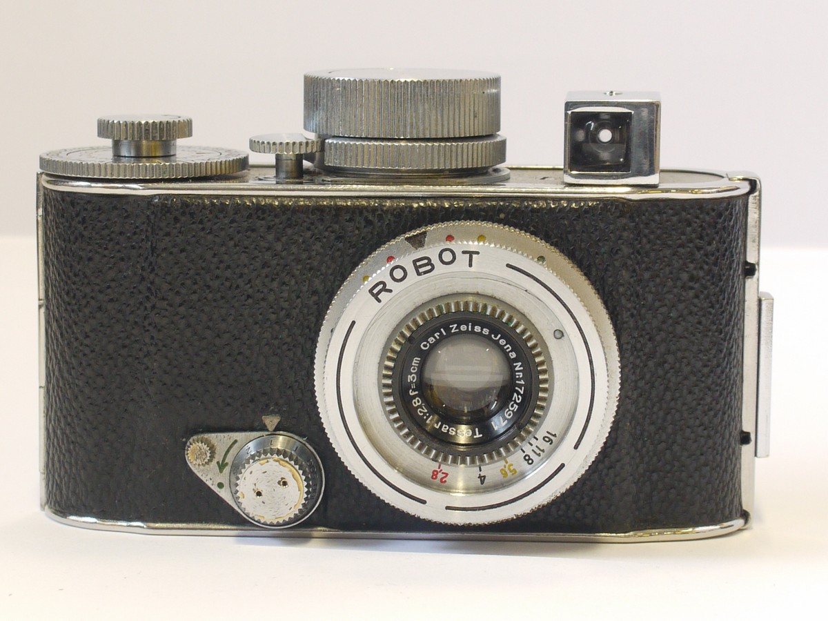 mwclassiccameras-20240412-23 Berning Robot I RARE 1st Model c1936, Heinz Kilfitt designed 24x24 on 35mm, Stainless Steel Spring motorized camera (No.20511) + Carl Zeiss Jena 3cm f2.8 Tessar Screw mount (C mount) lens, Original Cassette & Rare Robot I leather ER case. With Copy of an article on the camera