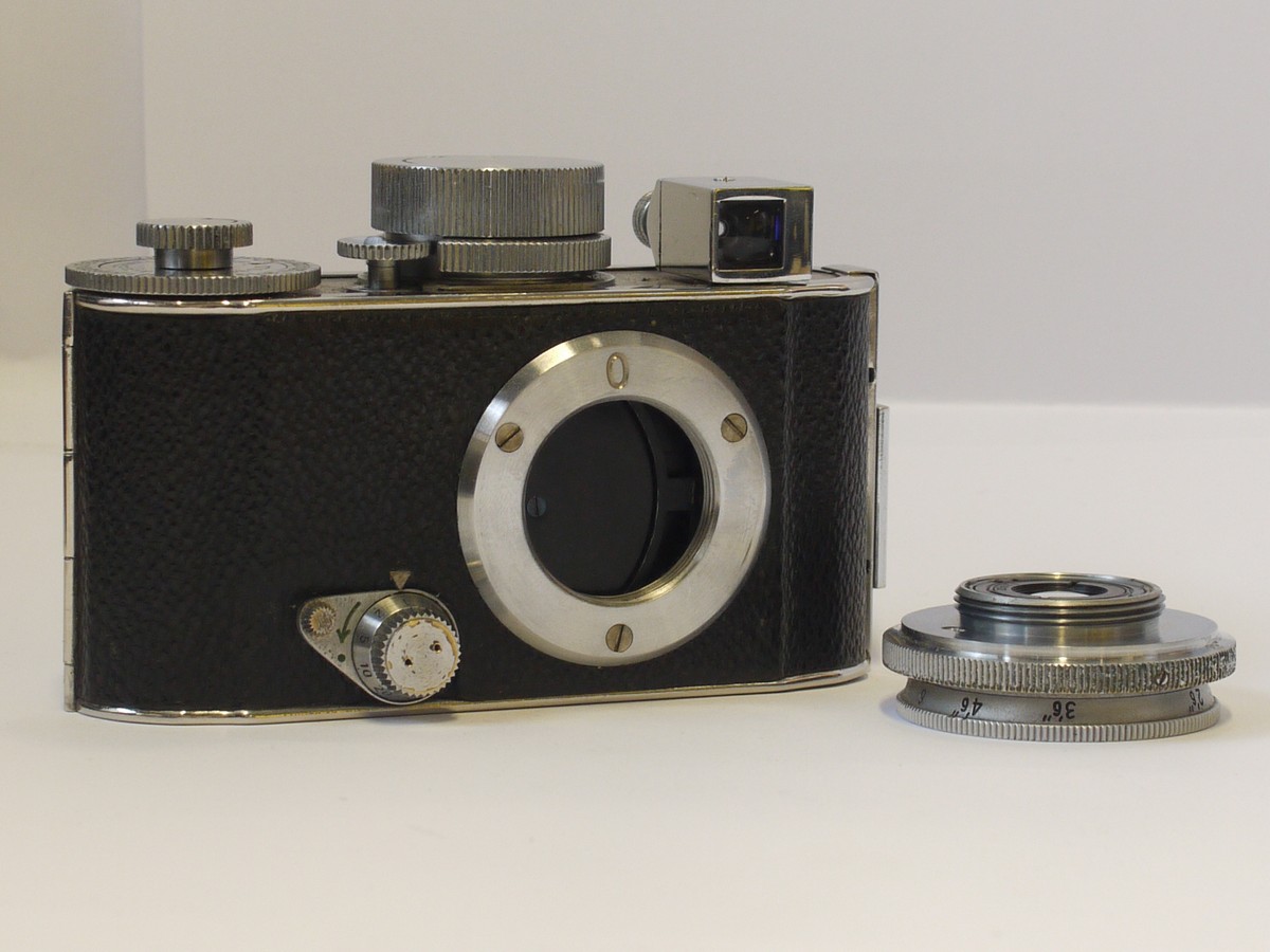 mwclassiccameras-20240412-27 Berning Robot I RARE 1st Model c1936, Heinz Kilfitt designed 24x24 on 35mm, Stainless Steel Spring motorized camera (No.20511) + Carl Zeiss Jena 3cm f2.8 Tessar Screw mount (C mount) lens, Original Cassette & Rare Robot I leather ER case. With Copy of an article on the camera