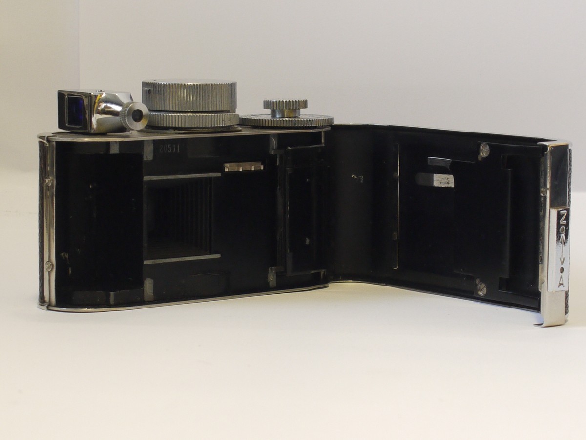 mwclassiccameras-20240412-28 Berning Robot I RARE 1st Model c1936, Heinz Kilfitt designed 24x24 on 35mm, Stainless Steel Spring motorized camera (No.20511) + Carl Zeiss Jena 3cm f2.8 Tessar Screw mount (C mount) lens, Original Cassette & Rare Robot I leather ER case. With Copy of an article on the camera