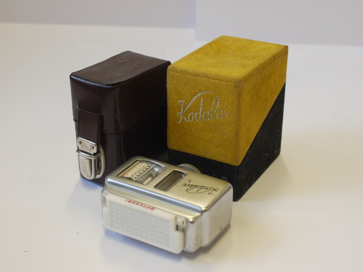 mwclassiccameras-20240419-419 Kodak Kodalux L Selenium cell shoe mounting meter with diffuser cover, leather case & Box