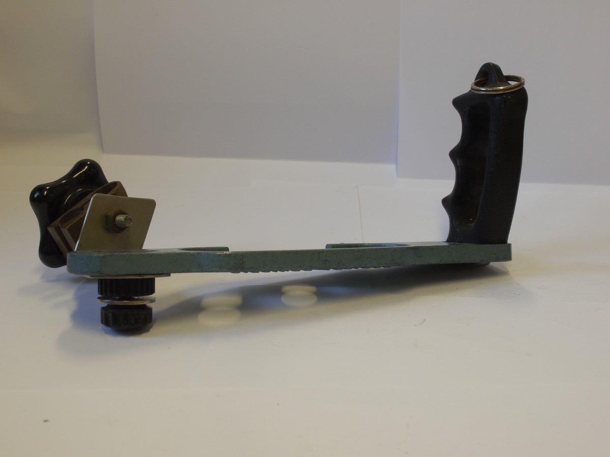 mwclassiccameras-20240419-445 Giddings/Felgen large heavy metal camera bracket/holder, blue hammered metal finish, with metal hand grip