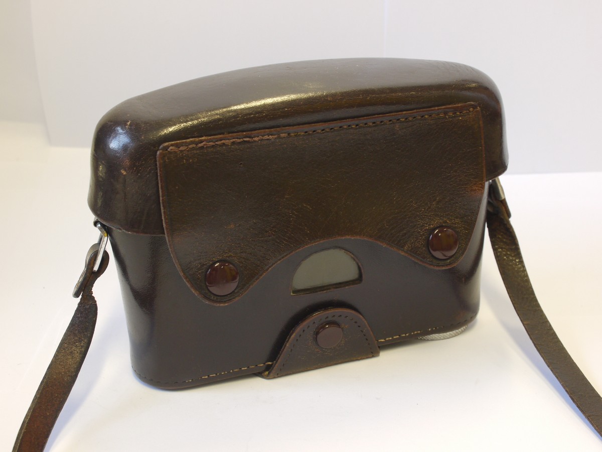 mwclassiccameras-20240419-500 Leitz brown leather ER case for M2/M3, long front part (for 50/2 Summicron rigid lens), strap & small tripod mount
