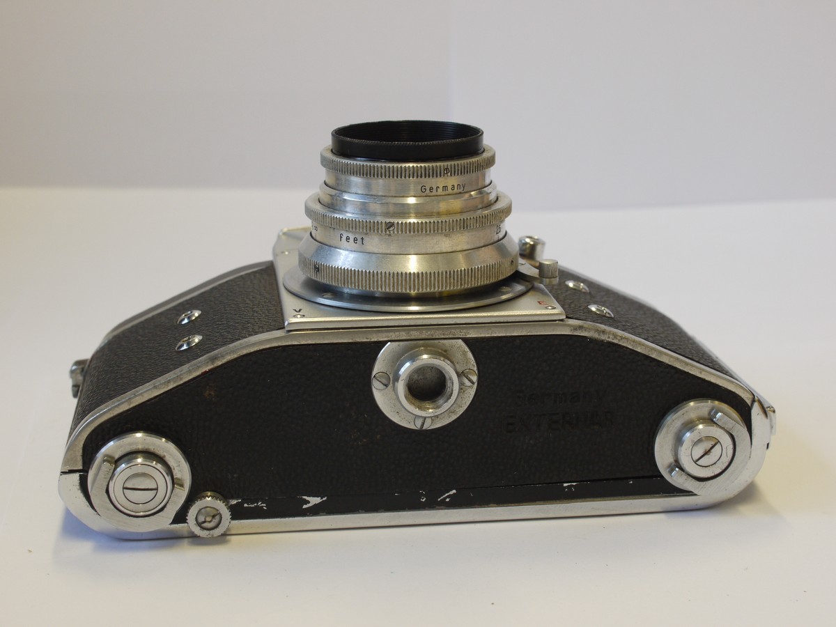 mwclassiccameras-20240419-512 Exakta Varex 35mm SLR, the first version with interchangeable finders + all chrome prism finder & 50mm f3.5 Tessar T coated manual bayonet lenses & leather carrying case