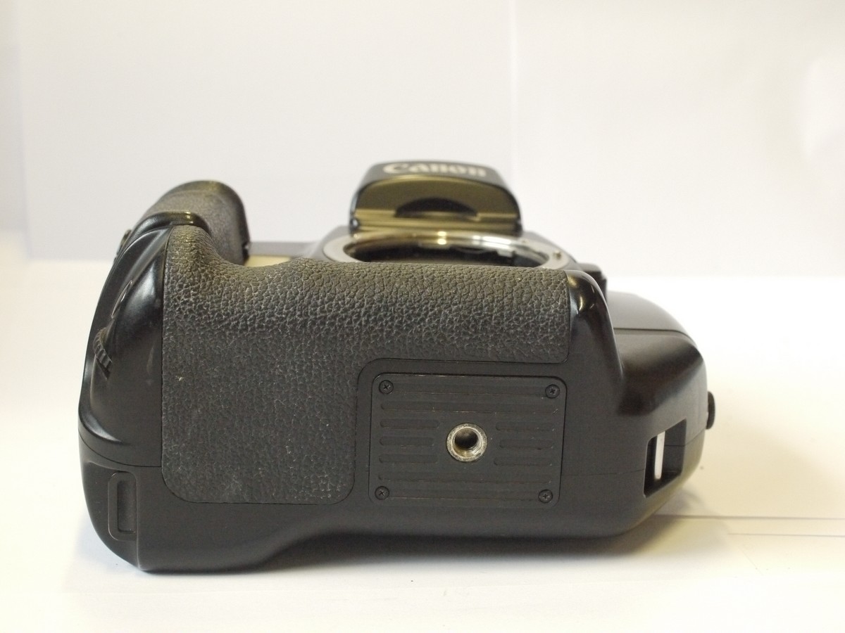 mwclassiccameras-20240426-52 Canon EOS 5 35mm Autofocus SLR body + Canon Vertical Grip VG10
