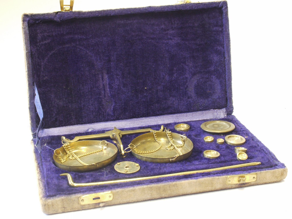 mwclassiccameras-20240503-285 Unamed Antique Brass Balance travel scales, complete with 7 weights & fitted case