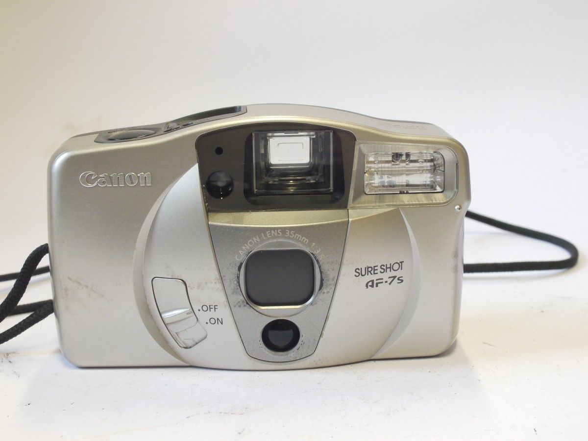 mwclassiccameras-20240503-351 Canon Sureshot AF-7s 35mm copact autofocus Point-&-Shoot camera, Silver coloured, with strap