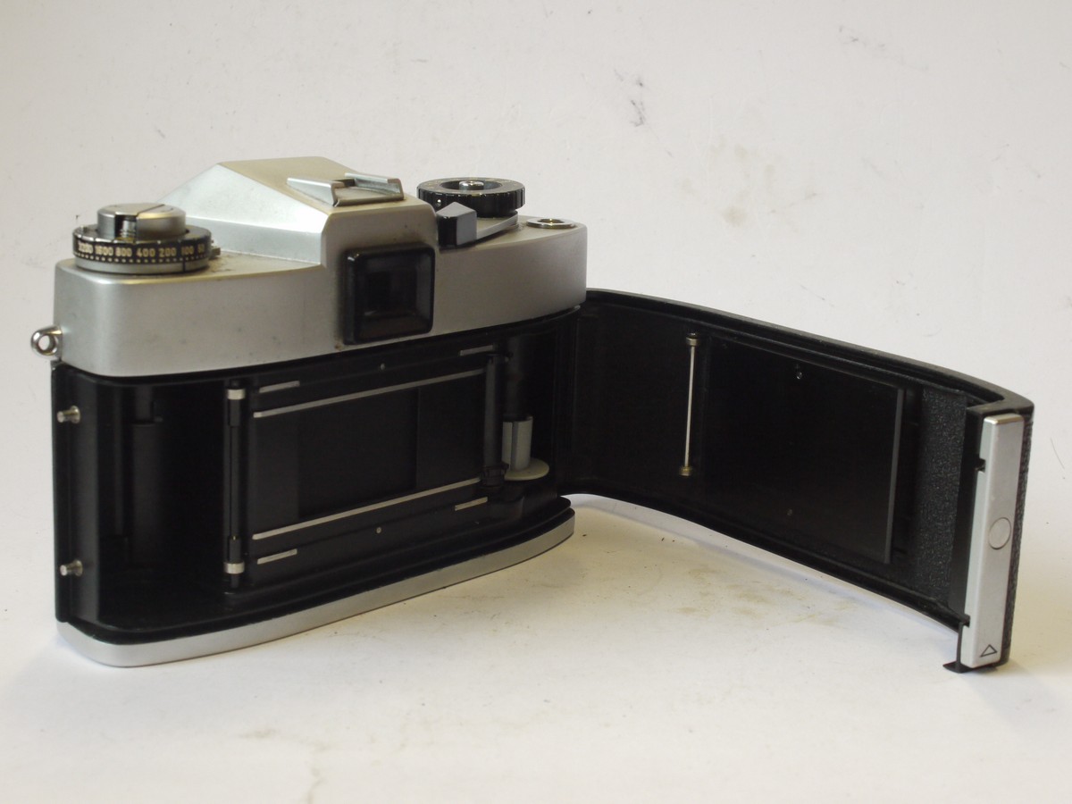 mwclassiccameras-20240517-45 Leicaflex SL 35mm SLR body, chrome (No.1260100) + ER case with strap