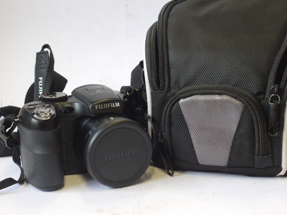 mwclassiccameras-20240524-188 Fuji Finepix S2980 14MP Digital Bridge Camera with 5-90mm f3.1-5.6 Fujinon 18X Zoom + Front cap, USB lead, CD ROM, Instructions & carry case