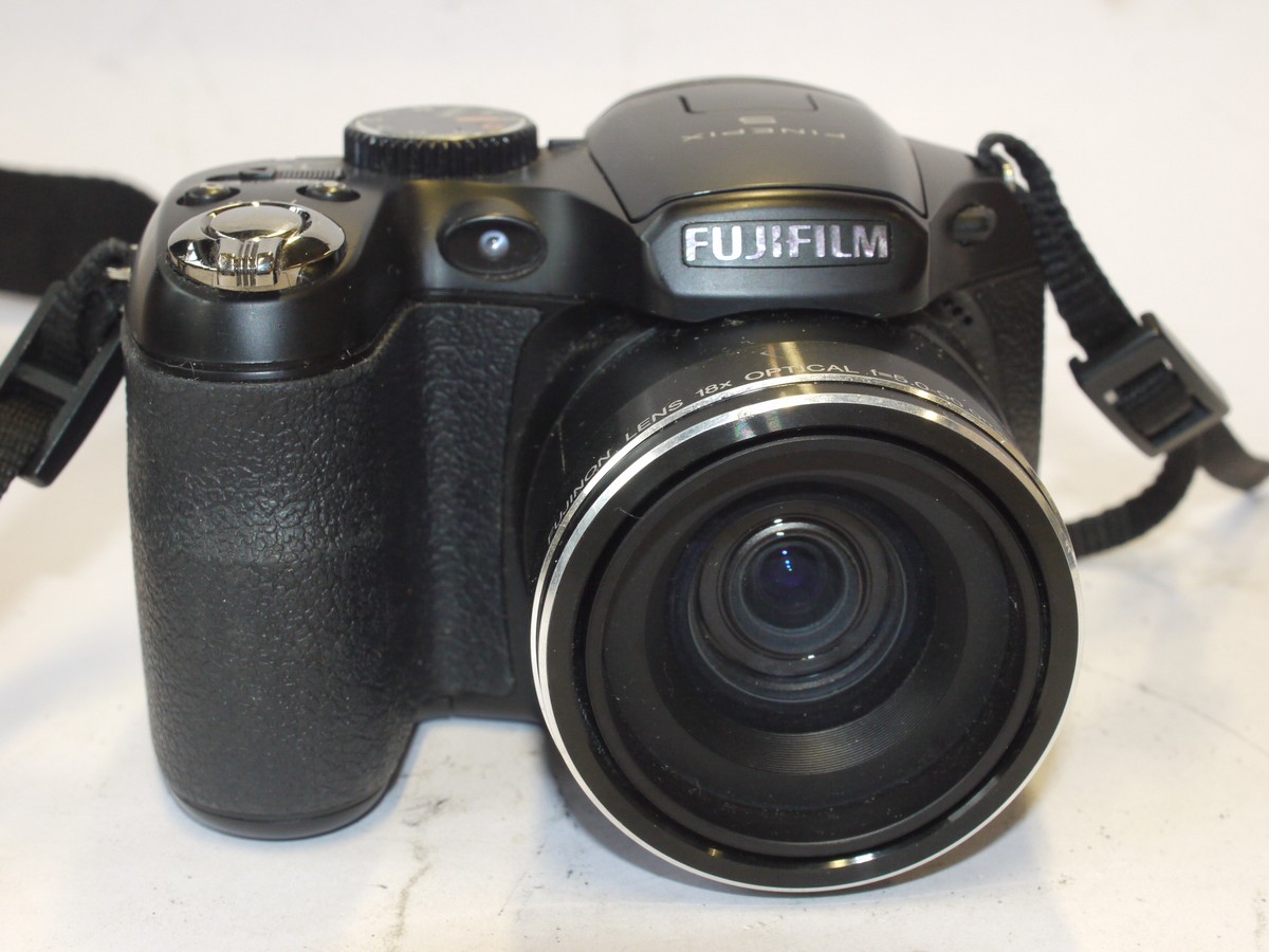 mwclassiccameras-20240531-161 Fujifilm Finepix S2980 14MP Digital Bridge Camera with 5-90mm f3.1-5.6 18X Optical Zoom lens + front cap, strap, USB lead & makers box. Takes AA Batteries