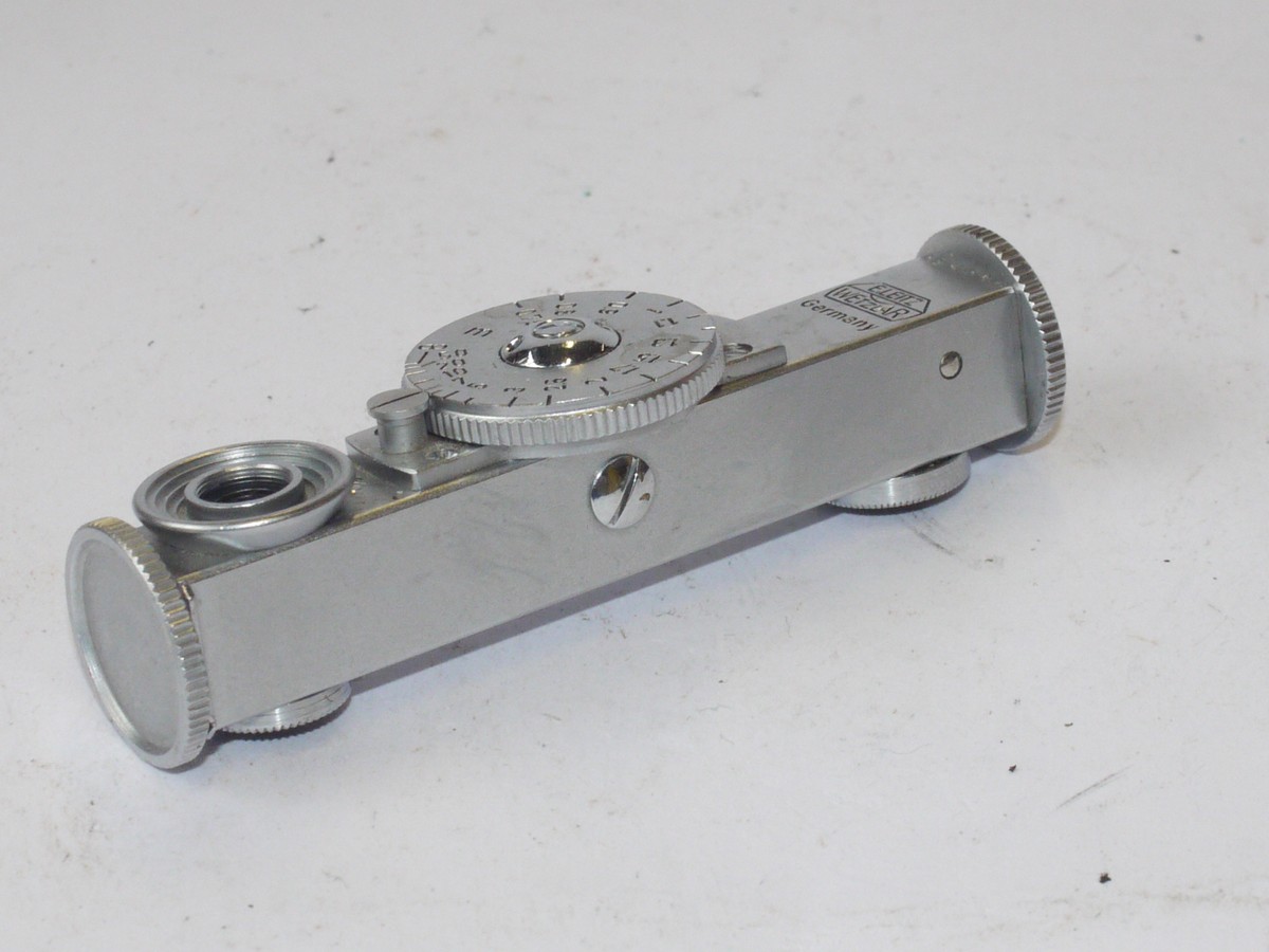 mwclassiccameras-20240607-231 Leitz Short Base accessory shoe fitting rangefinder, all chrome, vertical style (FOKOS). Scale in Metres