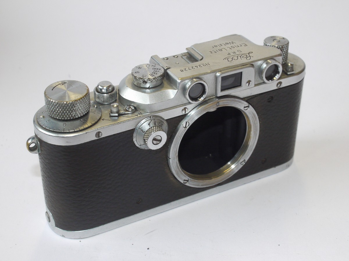 mwclassiccameras-20240607-97 Leica IIIb chrome body (No.242728) with Spool. Has two added rear top flash synch socket. "James Sinclair" inscribed on the base